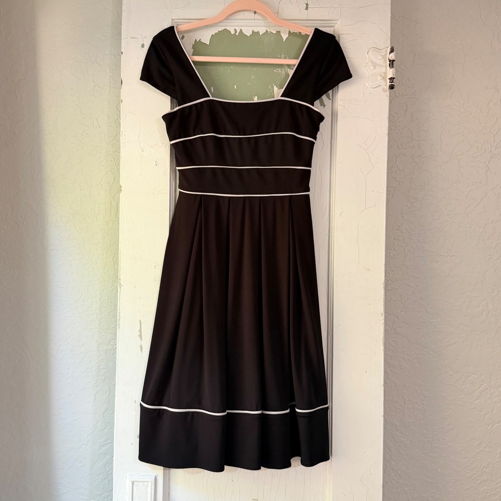 Maggy London Black White Piping Cap Sleeve Pleated Fit Flare Dress Size 2